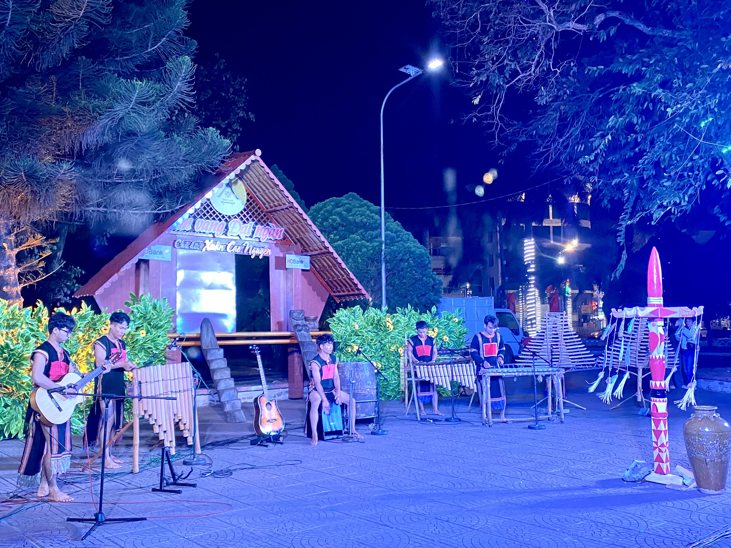 CHƯƠNG TRÌNH BIỂU DIỄN VĂN HÓA CỒNG CHIÊNG "ÂM VANG ĐẠI NGÀN" PHỤC VỤ NHÂN DÂN VÀ DU KHÁCH